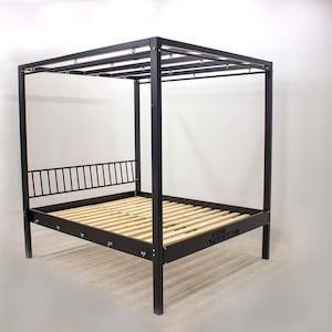 EVIL BED / Doppelbett für Schlafzimmer. Kingsize Bett für Erwachsene. Queensize Bett für Fesselspiele. Kinky Fetisch Möbel. Ausgereift.