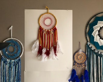 Rojo y dorado, plumas, colgante de pared, arte de pared, atrapasueños