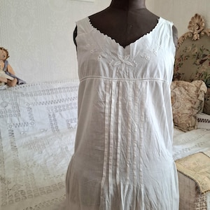Chemise de nuit en coton blanc vintage des années 1920, chemise de nuit brodée avec replis, chemise de nuit sans manches, convient à un buste de 32 à 34 pouces