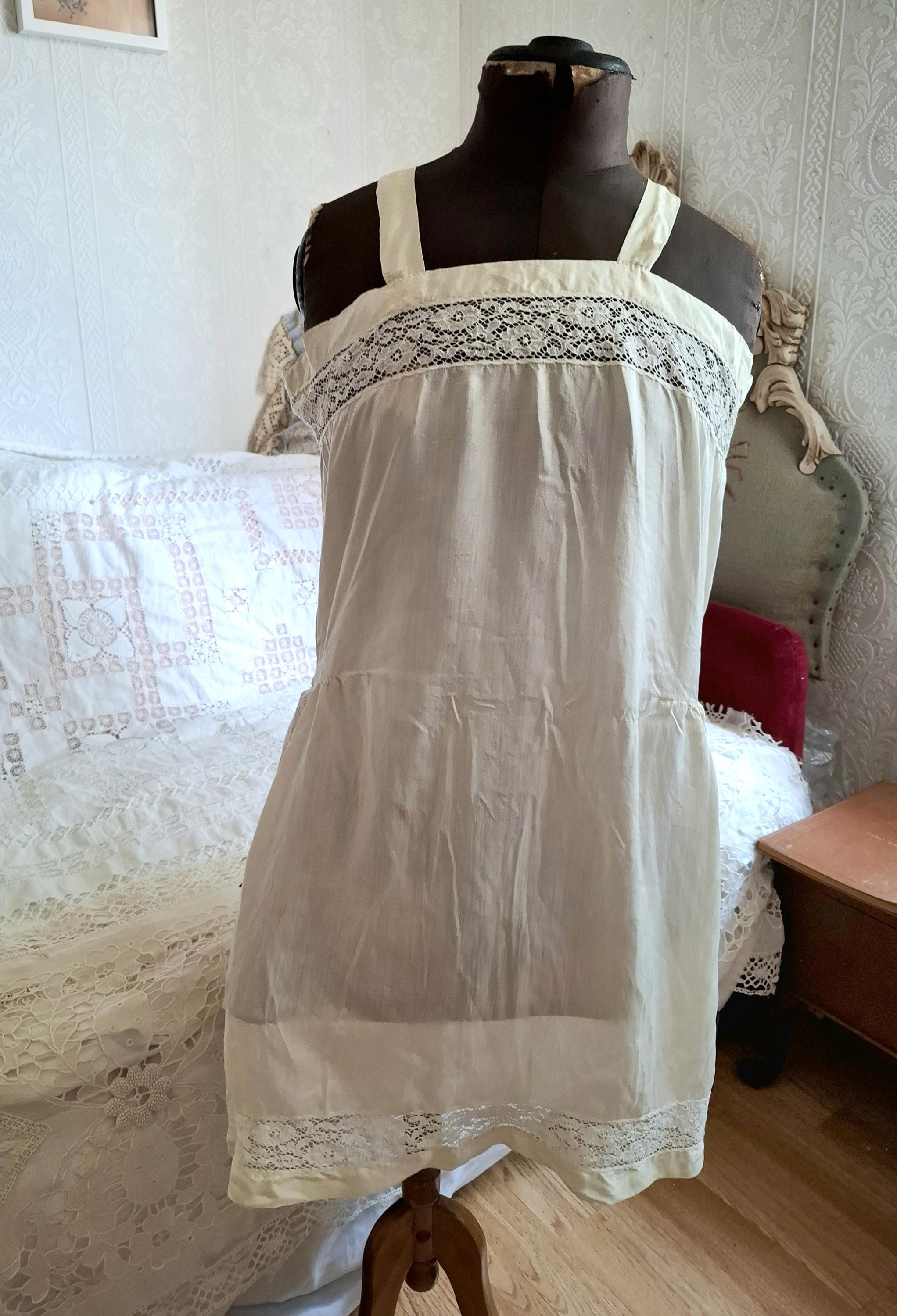 Vintage 1920s 1930s Beige Lace Slip Dress, Flapper Style Dropped Waist, Lace Chemise Slip Dress, Antique Lingerie, Side Slits