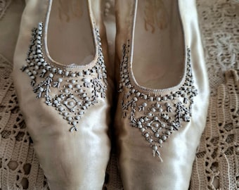 Antique Edwardian 1910's Embroidered Beige Silk Shoes with Bead Embroidery, Antique Silk Bridal Evening Shoes, Boudoir Decor
