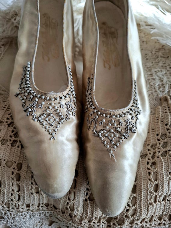 Antique Edwardian 1910's Embroidered Beige Silk Shoes with Bead Embroidery, Antique Silk Bridal Evening Shoes, Boudoir Decor