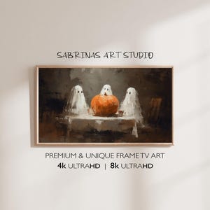 Könnte beinhalten: Ein gerahmtes Kunstwerk zeigt drei weiße Geisterfiguren, die sich um einen orangefarbenen Kürbis auf einem Tisch versammeln. Das Gemälde hat eine dunkle, stimmungsvolle Farbpalette. Der Text "SABRINAS ART STUDIO" steht oben, mit "PREMIUM & UNIQUE FRAME TV ART" und "4K ULTRAHD | 8K ULTRAHD" unten.