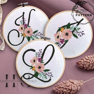 Letras caligráficas J/ K/ L con ramo. Monograma Con Flores. Letras bordadas. Alfabeto floral en punto de cruz. Decoración floral inicial