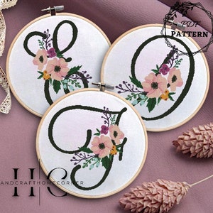 Letras caligráficas D/ E/ F con ramo. Monograma Con Flores. Letras bordadas. Alfabeto floral en punto de cruz. Decoración floral inicial