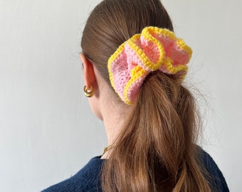 Scrunchie de ganchillo gigante - rosa y amarillo