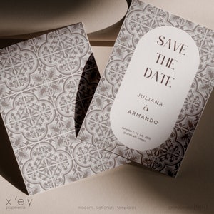 Puede incluir: Tarjeta de guardar la fecha con fondo blanco y patrón de azulejos marrones. El texto dice "Save the Date", "Juliana & Armando", "Sábado | 13 de julio de 2025" y "Guanajuato, México".