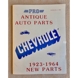 Puede incluir: Una portada de catálogo vintage para piezas de automóviles Chevrolet antiguas. La portada presenta la palabra "CHEVROLET" en letras azules grandes, con el texto "PRO ANTIQUE AUTO PARTS" en rojo. El catálogo cubre los años 1923-1964 e incluye ilustraciones de coches clásicos.