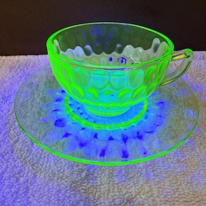 Juego de taza y platillo de vidrio verde de la depresión con diseño de gotas de lluvia vintage de Vaselina Federal
