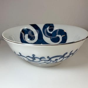 Mino Ware Japan Ramen Noodle Donburi Bowl Chrysanthemum Arabesque Blue & White