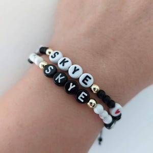 Juego de 2 pulseras con nombre personalizadas, joyas hechas a mano personalizadas con cuentas de letras de vidrio y oro chapado de 14 k, cordón de seda ajustable de la amistad