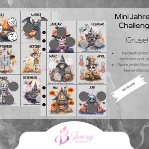 Op de afbeelding: Een set van twee gelamineerde, geperforeerde vellen voor een Mini Jahres-Challenge Grusel spaartracker. Elk vel bevat maandelijkse secties met illustraties van skeletten, pompoenen en griezelige thema's, inclusief krascirkels en tekst.