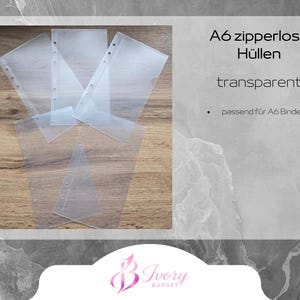 Op de afbeelding: Transparante A6-zipperloze hoezen. De afbeelding toont verschillende transparante plastic hoezen met gaten om te binden. De tekst op de afbeelding luidt "A6 zipperloze hoezen, transparant, geschikt voor A6-mappen."