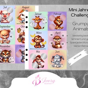 Könnte beinhalten: Ein laminierter, gelochter Spar-Challenge-Tracker mit dem Titel Mini Jahres-Challenge Grumpy Animals. Er enthält zwölf Monatsabschnitte mit Illustrationen mürrischer Tiere, darunter ein Schwein, eine Giraffe, ein Löwe, ein Affe, ein Otter, ein Tiger und ein Esel, sowie Rubbelfelder und Geldbeträge.
