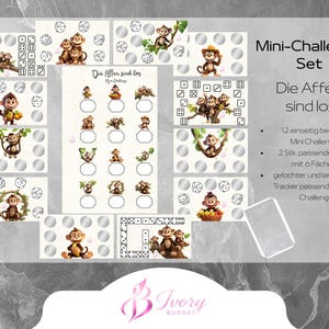 Könnte beinhalten: Ein Mini-Challenge Set mit dem Titel Die Affen sind los, bestehend aus zwölf bedruckten Karten mit Affen-Illustrationen, Würfeln und silbernen Rubbelkreisen. Enthält zwei transparente Hüllen mit sechs Fächern und einen gelochten, laminierten Tracker.