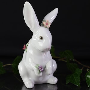 LLADRO Porcelain Handmade Art Figurine White Porcelain Rabbit Elegant Small Statue Gift Mother Bride Porcelain Artistry Collectible Bunny