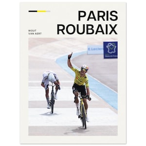 Può includere: Un poster con le parole "PARIS ROUBAIX" in grandi lettere nere. Sotto il testo ci sono due ciclisti su una pista. Un ciclista con una maglia gialla alza il braccio in segno di vittoria. Il poster include anche il testo "WOUT VAN AERT".