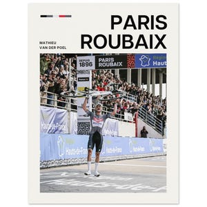Puede incluir: Un ciclista levanta los brazos en señal de victoria en la línea de meta de la carrera ciclista París-Roubaix. La carrera es conocida como el "Infierno del Norte" debido a su terreno desafiante. El cartel sobre la línea de meta dice "París-Roubaix" y "Depuis 1896".