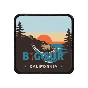 以下が含まれることがあります： 黒と白のパッチで、山脈に沈む夕日をレトロなイラストで表現しています。水の中に熊がいます。「BIG SUR CALIFORNIA」の文字が青と白で印刷されています。