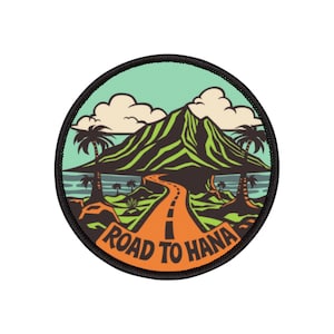 Peut inclure: Un patch rond et coloré avec une vue panoramique d'une route sinueuse menant à un sommet de montagne. La route est entourée d'une végétation luxuriante et de palmiers. Le texte "ROAD TO HANA" est imprimé en orange au bas du patch.