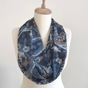 Blauer Chiffon Schlupfschal mit Paisleymuster: Leichter Loop-Schal