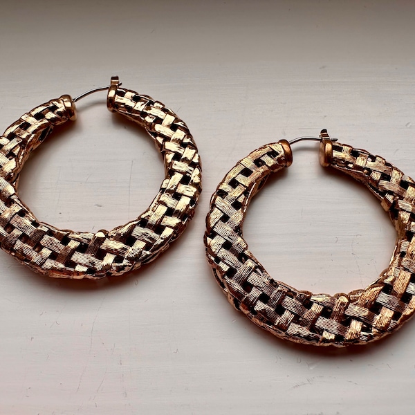 Vintage MONET basket weave hoop earrings-gold/brass/1980s/1990s/hip hop style/rap fashion/bamboo/fly girl