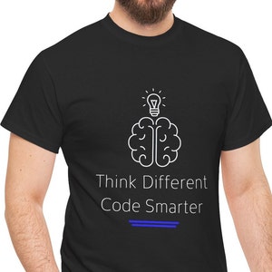 Puede incluir: Camiseta negra con un contorno blanco de un cerebro con una bombilla en la parte superior. El texto "Think Different Code Smarter" está impreso debajo de la imagen. Dos líneas azules están impresas debajo del texto.