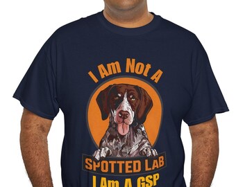 Può includere: Una t-shirt blu navy con una grafica di un Bracco tedesco a pelo corto. Il testo sulla t-shirt recita "Non sono un labrador macchiato, sono un Bracco tedesco a pelo corto".