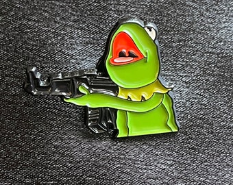Lustige Kermit der Frosch mit Pistole Emaille Pin / Abzeichen / Brosche