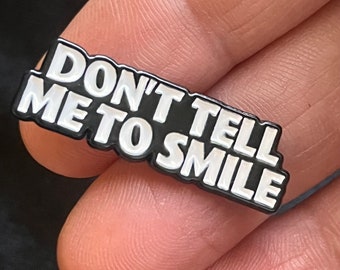 Don't Tell Me To Smile - Emaille Pin / Abzeichen / Brosche