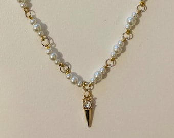 Beaded pearl necklace with a golden pendant