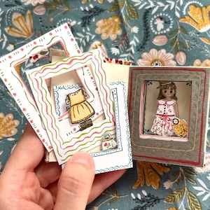 Mini livre accordéon sur mesure - poupée en papier - livre d'art - livre miniature - créations en papier - livre pop up - livre de poupée - peint à la main - fait main