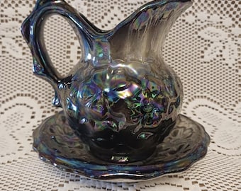 Lattiera con piattino in stile metà secolo con motivo floreale iridescente.