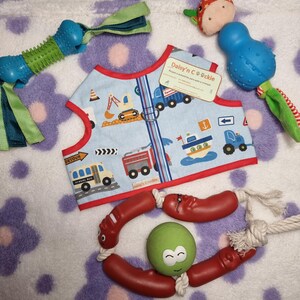 Oproep aan alle hondenouders! Handgemaakt katoenen hondentuig – leuk ontwerp met transportthema met auto's, treinen en boten – zacht, comfortabel en uniek!