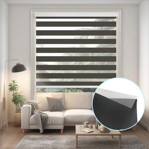 K&ouml;nnte beinhalten: Ein braunes und wei&szlig;es Zebra-Rollrollo ist in einem Wohnzimmerfenster installiert. Das Rollo ist teilweise hochgezogen, wodurch der wei&szlig;e Stoff hinter den braunen Streifen sichtbar wird. Eine Nahaufnahme des Rollo-Stoffes zeigt, dass der wei&szlig;e Stoff durchscheinend ist.