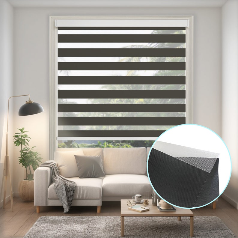 K&ouml;nnte beinhalten: Ein braunes und wei&szlig;es Zebra-Rollrollo ist in einem Wohnzimmerfenster installiert. Das Rollo ist teilweise hochgezogen, wodurch der wei&szlig;e Stoff hinter den braunen Streifen sichtbar wird. Eine Nahaufnahme des Rollo-Stoffes zeigt, dass der wei&szlig;e Stoff durchscheinend ist.