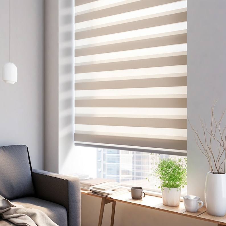 K&ouml;nnte beinhalten: Beige und wei&szlig;e Zebra-Rollos mit Blick auf eine Skyline durch das Fenster.