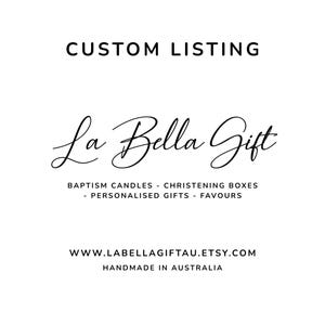 Può includere: Un logo in bianco e nero per un'azienda chiamata "La Bella Gift" che offre candele per battesimo, scatole per battesimo, regali personalizzati e bomboniere. Il testo "WWW.LABELLAGIFTAU.ETSY.COM" e "HANDMADE IN AUSTRALIA" è incluso.