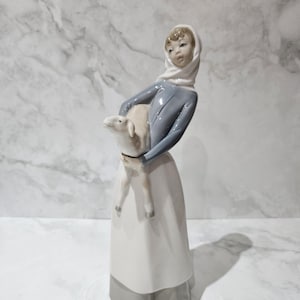 Retired Lladro #4584 Girl with Lamb 1969 - 1993, Collectable, Early Lladro