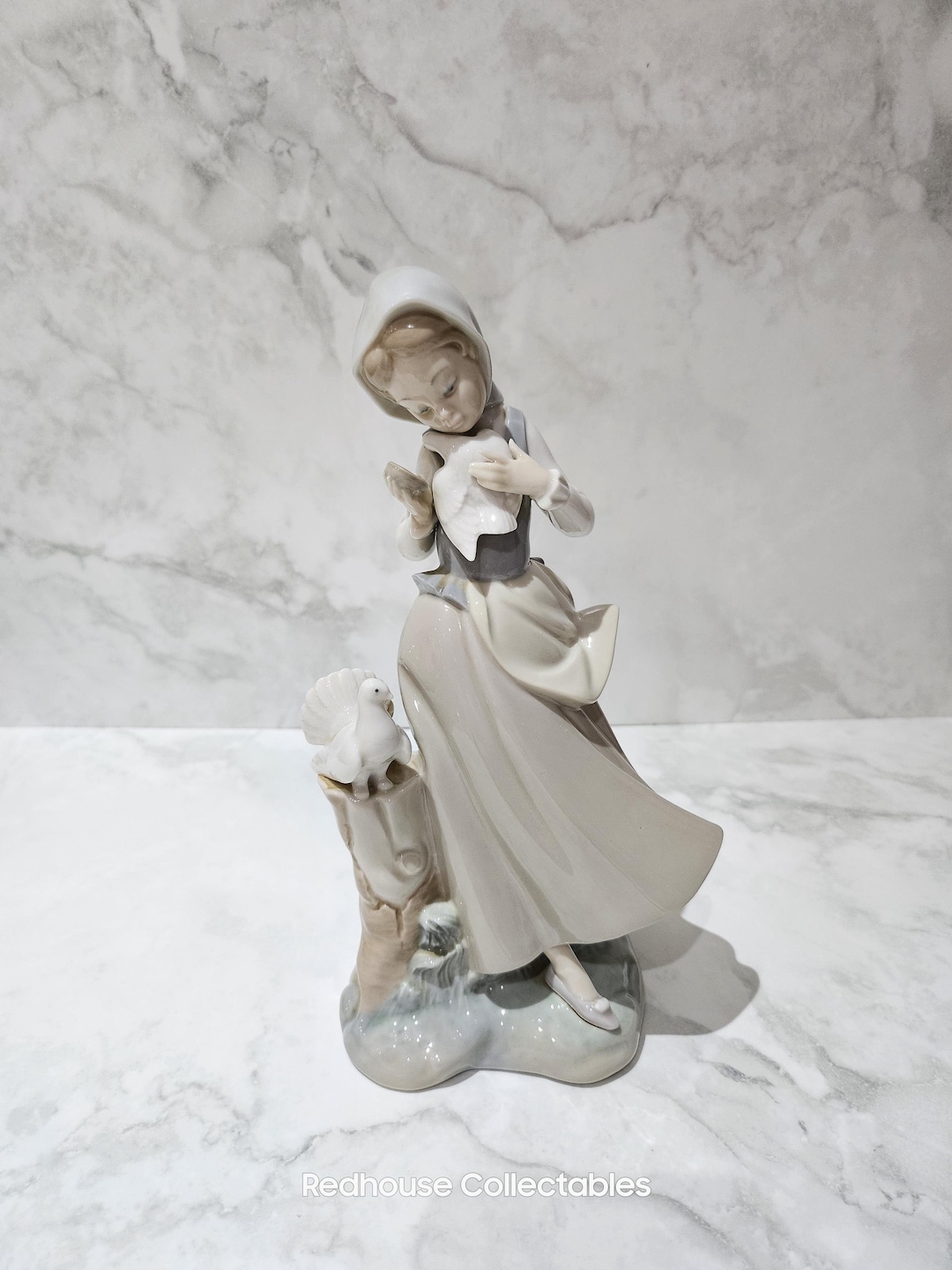 廃盤となったリヤドロの鳩を連れた少女の置物 #4915 - 希少な
