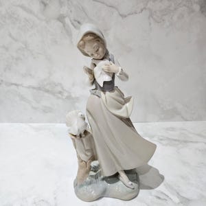 Retired Lladro Girl with Pigeons #4915, Rare, Excellent condition, Early Lladro piece