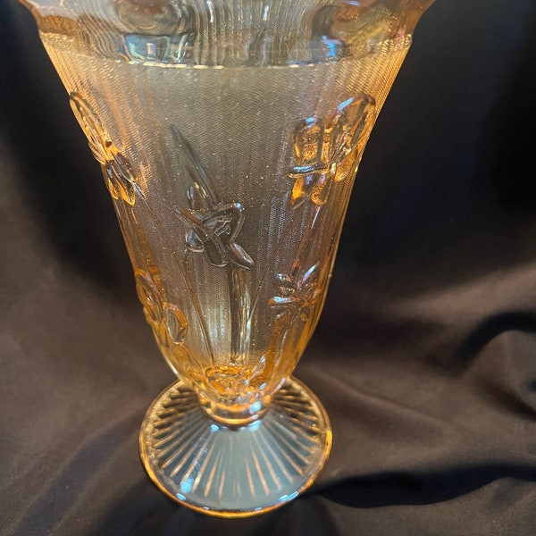 vintage Jeanette Jeanette Glass Iris et motif à chevrons irisé, vase en verre de carnaval de souci