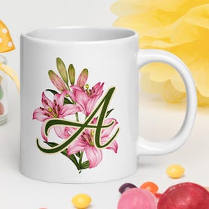 Caneca branca brilhante com letra A de lírio de Páscoa para todas as ocasiões, presente com a primeira letra do nome personalizada