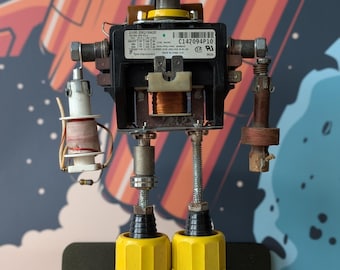 Escultura de robot industrial reciclado - Arte de ensamblaje de objetos encontrados hecho a mano - R3BOT Original