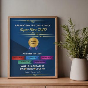 Może przedstawiać: Oprawiony wydruk na ciemnoniebieskim tle ze złotym napisem Presenting the one & only Super Hero Dad. Zawiera złotą pieczęć, kolorowe banery wymieniające umiejętności takie jak Master of fix everything oraz tekst World's greatest dad hero legend.
