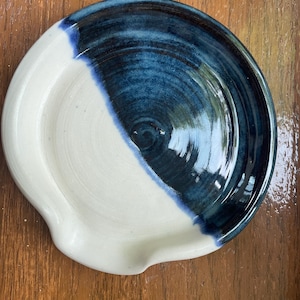 Repose-cuillère bleu foncé