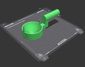 Könnte beinhalten: Ein grünes 3D-gedrucktes Objekt mit einer schalenförmigen Basis und einem gebogenen Griff. Das Objekt befindet sich auf einer schwarz-weißen Gitteroberfläche. Der Text "Creality Smooth PEI Plate" ist auf der Oberfläche sichtbar.
