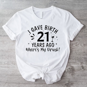 21年前に出産しました。私の飲み物はどこ？Tシャツ、21歳の誕生日パーティー用シャツ、21歳のシャツ、面白い誕生日パーティー用Tシャツ、誕生日の贈り物
