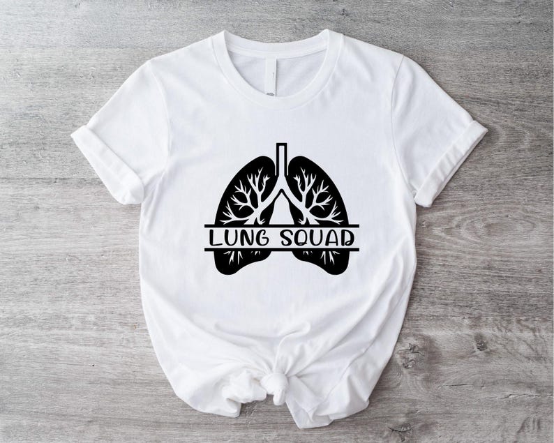 Op de afbeelding: Wit T-shirt met een zwarte afbeelding van longen en de tekst "LUNG SQUAD" erop gedrukt.