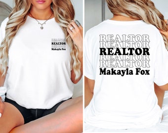 Peut inclure: T-shirt blanc avec le texte "REALTOR" répété plusieurs fois dans un design empilé. Le texte "Makayla Fox" est imprimé sous le texte empilé.